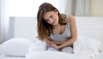 Почему возникает жгучая боль в желудке и как ее устранить? Почему возникает жгучая боль в желудке и как ее устранить?