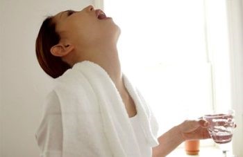 Гнойные пробки в миндалинах: симптоматика заболевания, а также причины и диагностика Гнойные пробки в миндалинах: симптоматика заболевания, а также причины и диагностика