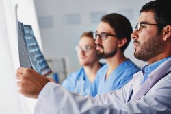 Перелом носа: признаки, лечение травмы, со смещением и без Перелом носа: признаки, лечение травмы, со смещением и без