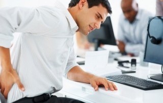 Упражнения для позвоночника, выполняемые на турнике Упражнения для позвоночника, выполняемые на турнике